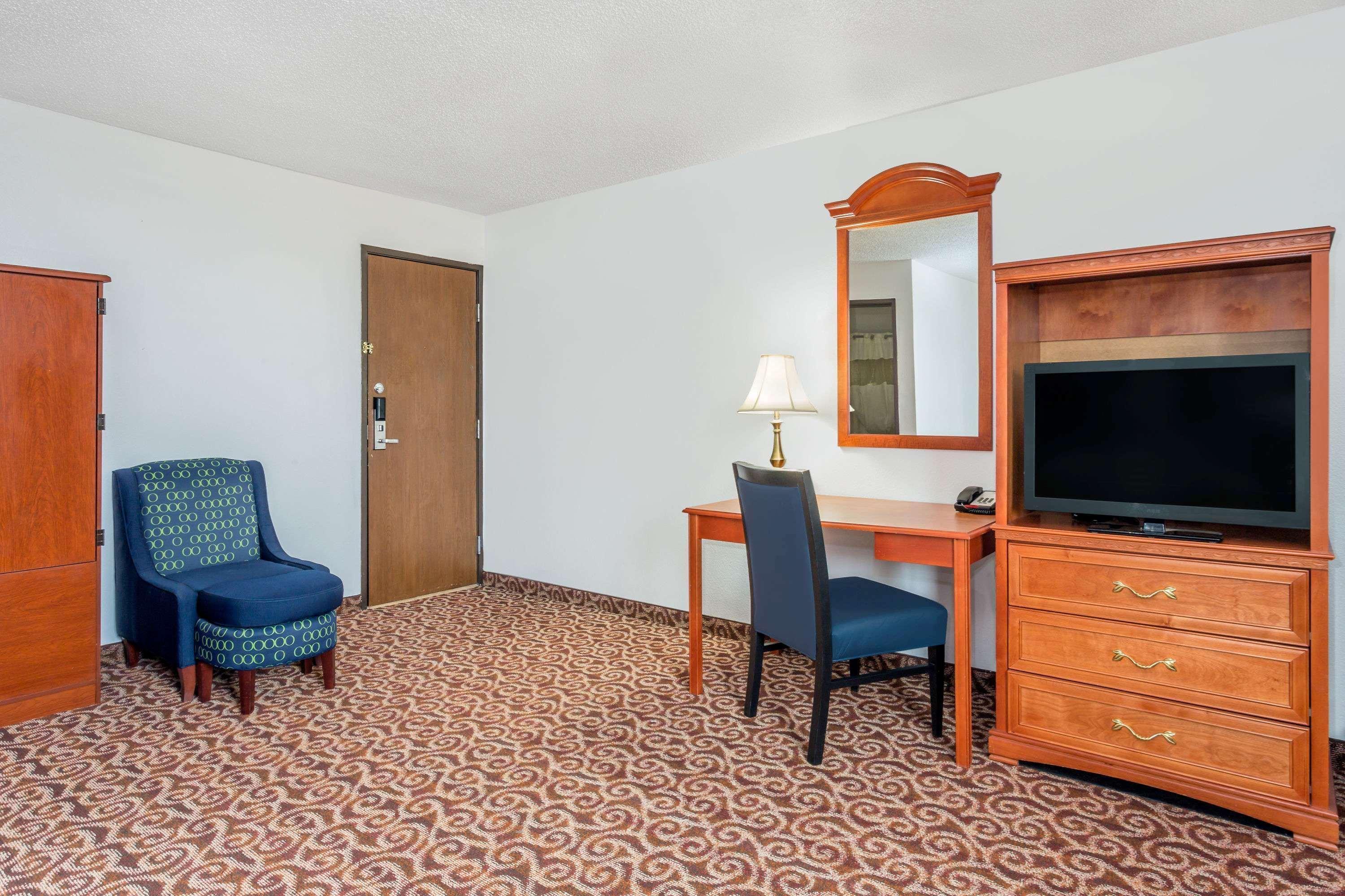 Super 8 By Wyndham Gillette Hotel Buitenkant foto