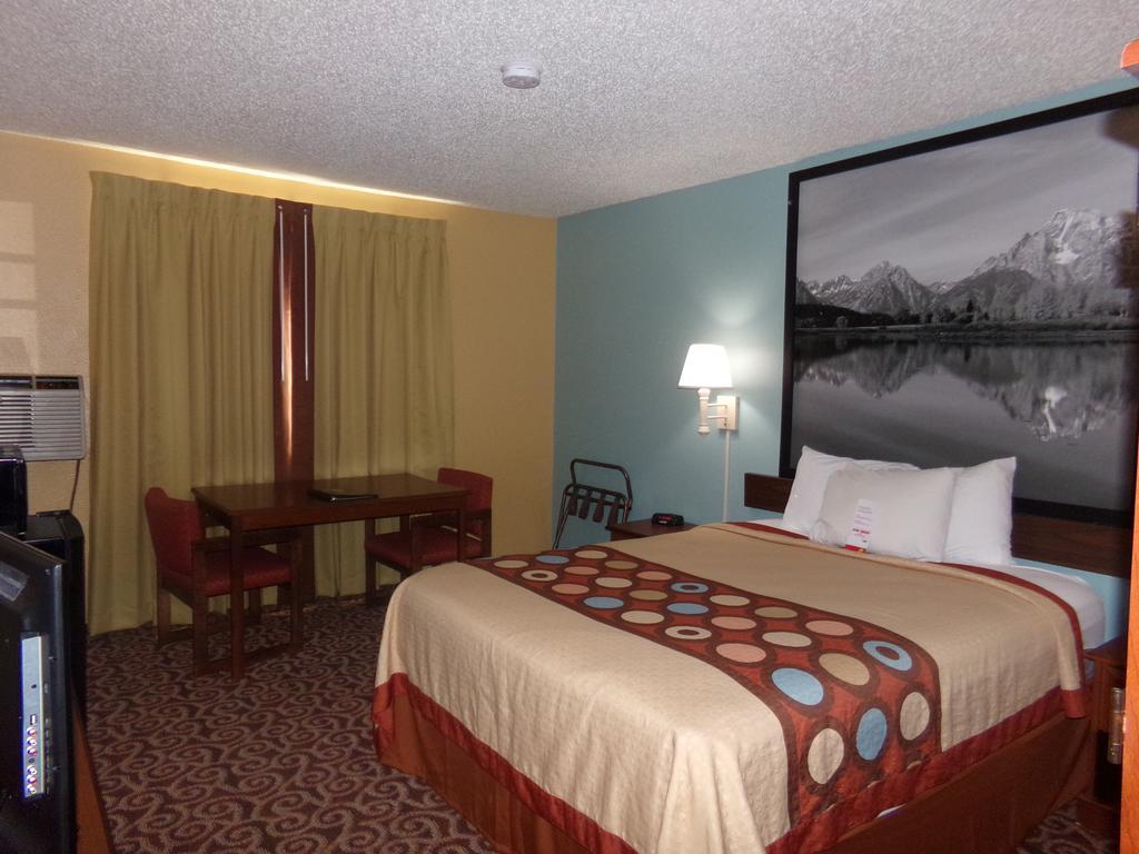 Super 8 By Wyndham Gillette Hotel Buitenkant foto
