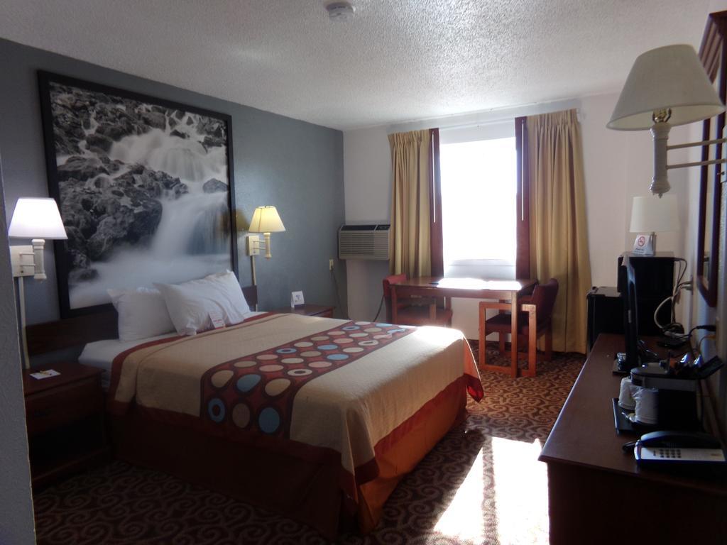 Super 8 By Wyndham Gillette Hotel Buitenkant foto